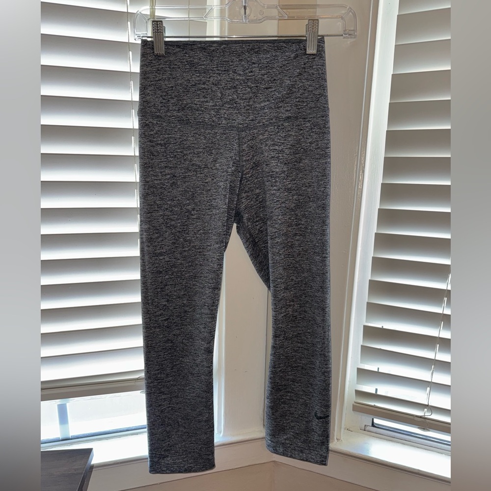 Nike Women’s Charcoal Heather Cropped/Capri Leggings